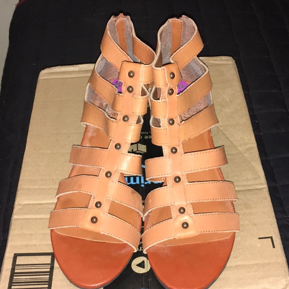 Women Lucky Brand Gladiator sandals.